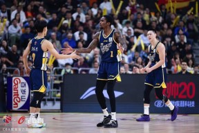 官方网站-包含广东宏远赛前手感冰凉Karsa新星刷新纪录表现惊艳，连对手都承认：广厦男篮内部沟通备战亚冠的词条