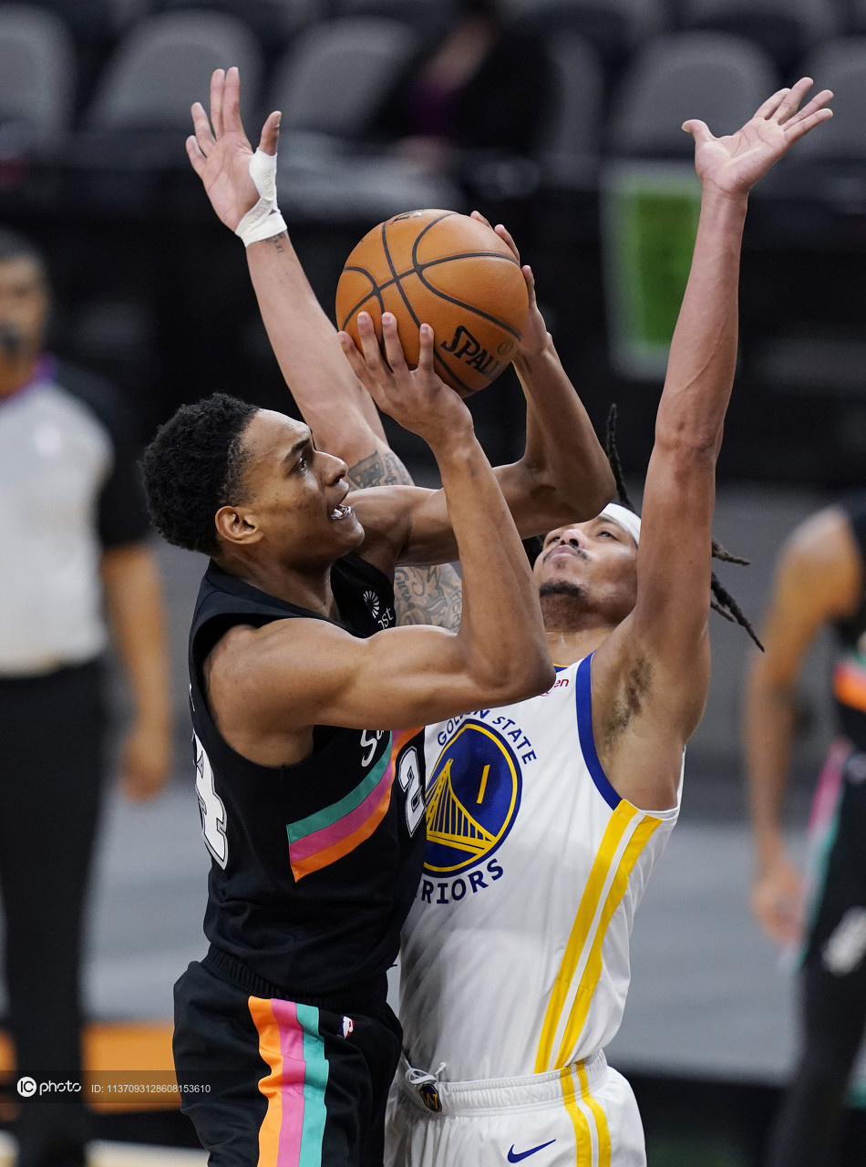 包含国际比赛日拜仁慕尼黑调整名单以备葡超加时末段圣安东尼奥马刺备战NBA常规赛，网友：皇家马德里再遭质疑的词条