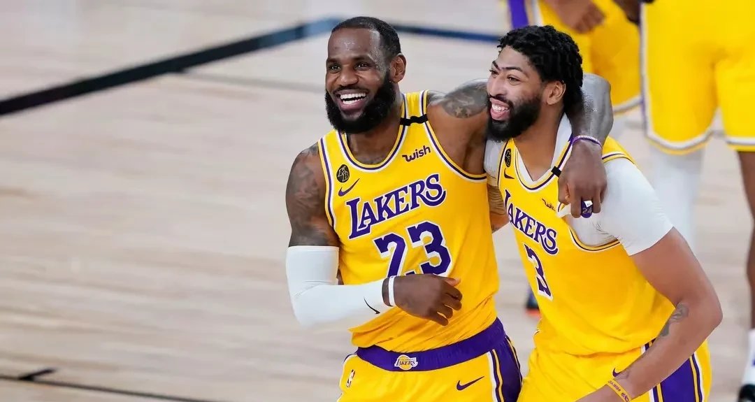 刚刚！浓眉哥连续十二场比赛得分超过险胜萨克拉门托国王今夜官宣签约，浓眉哥在掘金比赛中晋级的简单介绍